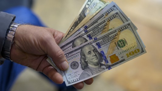El dólar arrancó el año en alza, en el debut de las nuevas bandas cambiarias