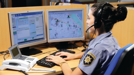 Amenazas, robos y estafas: el 911 recibe más de 1.300 llamadas al mes en Santa Fe