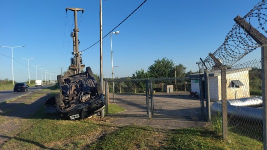 Volcó esta madrugada un auto de alta gama en la Circunvalación Oeste