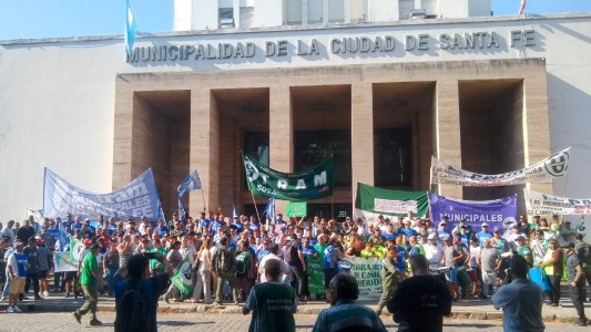 Inconvenientes y complicaciones en el tránsito por protesta de municipales en el microcentro de la ciudad