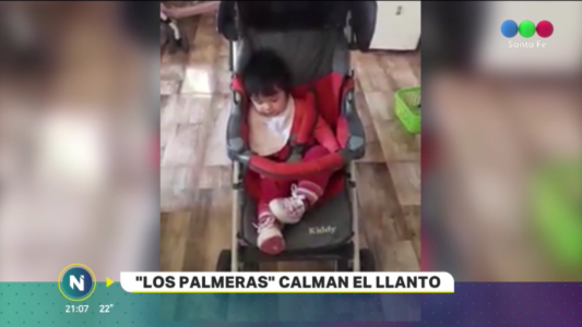 Beba calma su llanto al ritmo de "Los Palmeras"