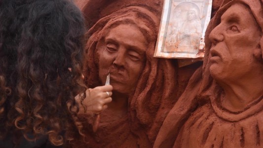 El Vía Crucis de arena a orillas del Paraná