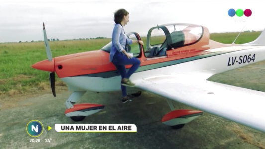 Una mujer en el aire