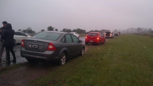 Un bache enorme destrozó cubiertas y llantas de varios autos en la autopista a Rosario