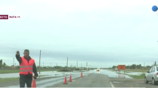 Desbordó el arroyo Los Padres y cortó la RN 11 a la altura de Sauce Viejo