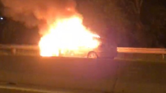 Se incendió un auto sobre la Ruta 168