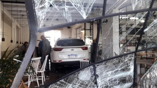Video: le quedó la marcha puesta y su auto se metió de lleno en un bar