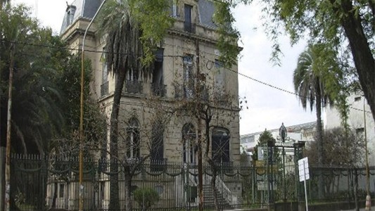 Un santafesino que le devolvió vida a los cristales de la Casa de la Cultura