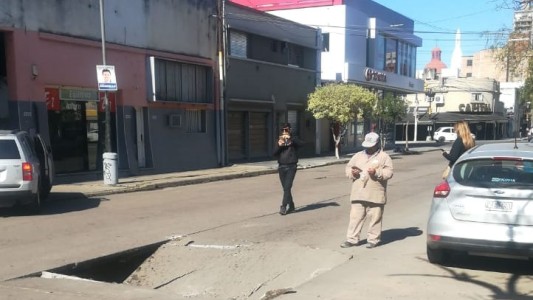 Nuevo socavón en el asfalto de Urquiza y Bulevard