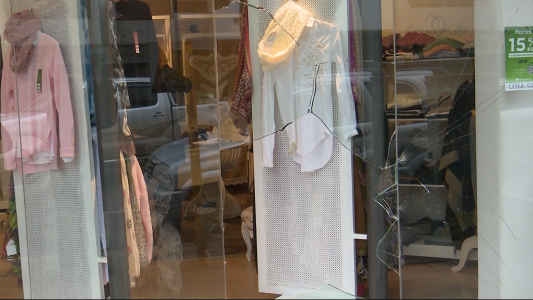 Robo y destrozos en un local de ropa en pleno Boulevard Gálvez