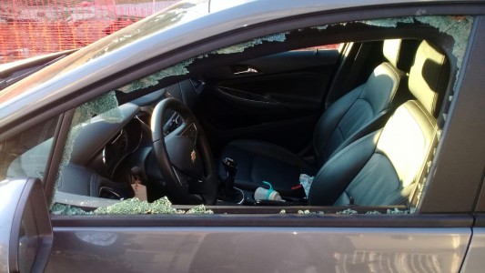 Un ataque que pudo ser mortal: Le explotó un vidrio del auto por un piedrazo