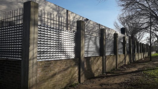 Protegen una escuela con chapas por las reiteradas balaceras en la zona