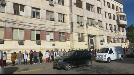 Abrazo simbólico en defensa del Centro Oncológico del Hospital Iturraspe