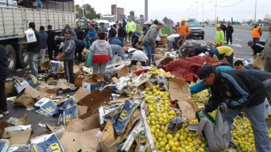 Tensión tras el vuelco de un camión cargado de limones en Rosario