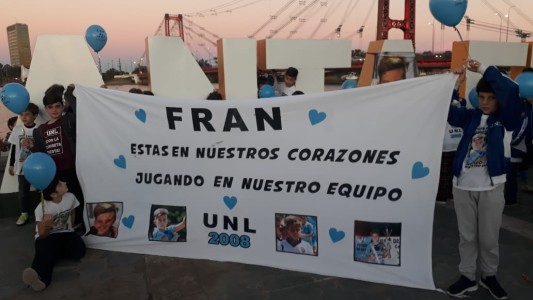 Familiares y amigos recordaron a Francisco Sueldo con una suelta de globos