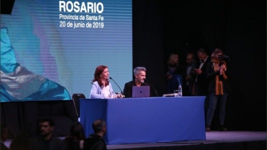 Cristina presentó su libro en Rosario con críticas al gobierno nacional
