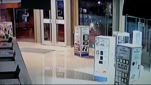 Robaron y destrozaron el blindex de un negocio de iluminación