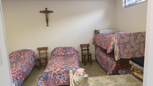 Dormitorio solidario en la casa de Caritas de la iglesia La Merced