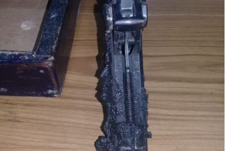 A un policía se le derritió el arma con el caño de escape de su moto