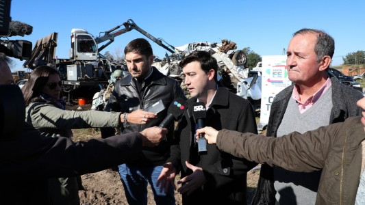 Comenzó la compactación de vehículos de un desarmadero ilegal