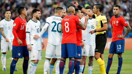 Insólita expulsión de Messi en el partido que gana Argentina 2 a 0