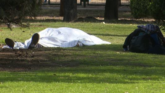 Rosario: Un indigente muere con un cuadro de hipotermia en una plaza