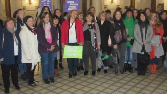 La mujeres policías buscan combatir los abusos con una ley provincial