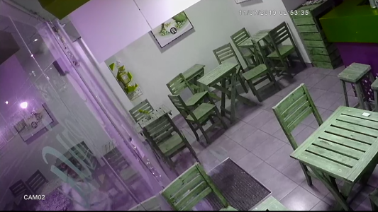 Rompen el vidrio y roban en una heladería en barrio Candioti