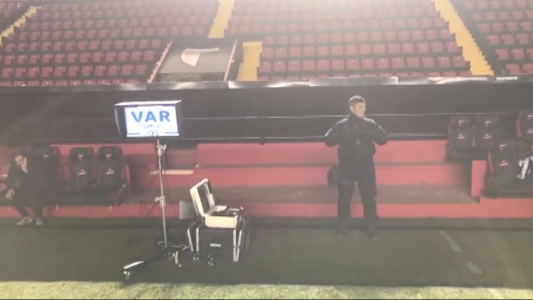 Colón juega esta noche con Argentinos Juniors con el condimento del VAR