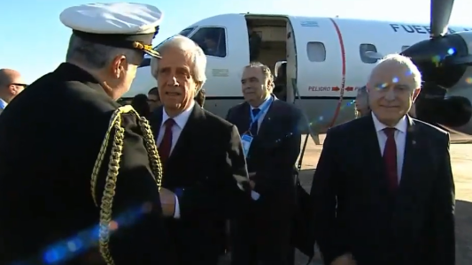 Arribó Tabaré Vasquez para participar de la Cumbre del Mercosur en Santa Fe