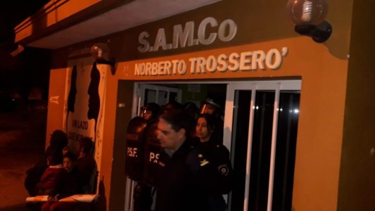 Movilización frente al SAMCO de Laguna Paiva por la muerte de un bebé de 11 meses