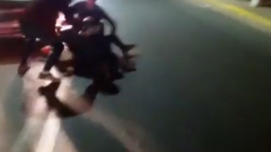 Atacaron en forma violenta a dos policías en Paraná a la salida de un boliche