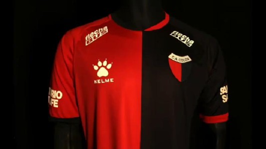 Los hinchas de Colón conocieron la nueva camiseta oficial a través de redes sociales