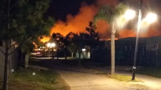 Tres dotaciones de bomberos trabajan para combatir un incendio cerca de Aires del Llano