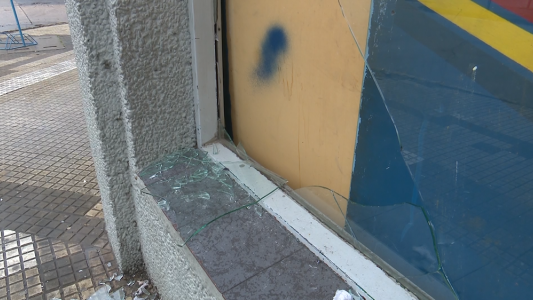 En menos de un mes robaron 2 veces en una pinturería destrozando el vidrio de ingreso