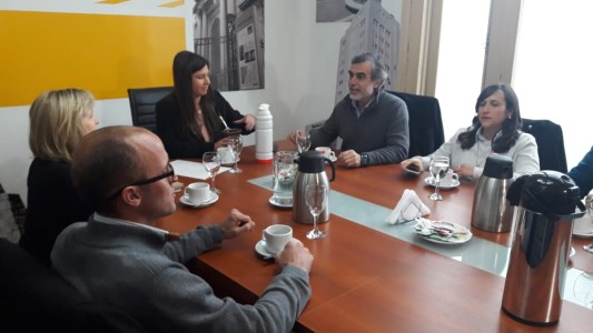 Reunión de funcionarios municipales con equipos técnicos de Emilio Jatón