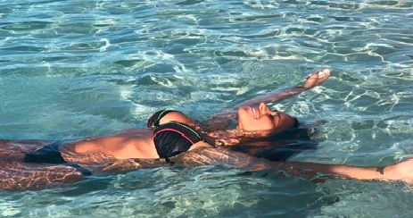 Antonela Roccuzzo se reunió con sus amigas en la playa y bailó al ritmo de Karina, La Princesita