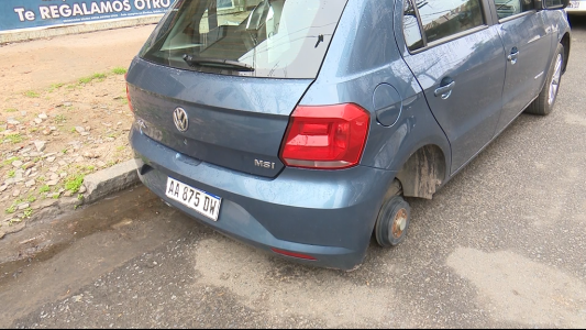 Otra vez los robaruedas: Robaron 2 cubiertas a un vehículo en pleno centro