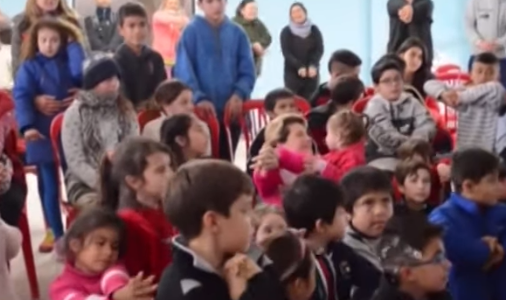 Peluqueros solidarios: ofrecen cortes de cabello por juguetes