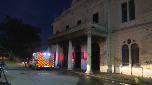 Un voraz incendio destruyó la ex Estación Mitre y el Centro Cultural Fernando Biirri