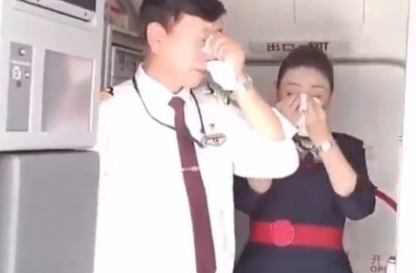 Video: un piloto a punto de jubilarse lloró en su último vuelo