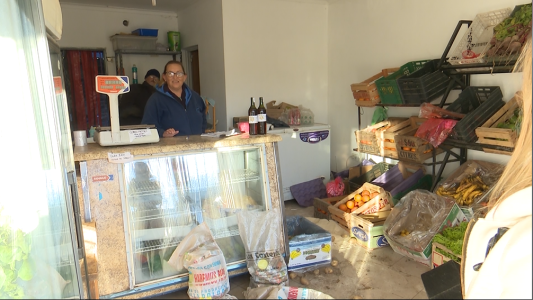 Robaron y provocaron destrozos en una verdulería ubicada a una cuadra del Comando Radioeléctrico