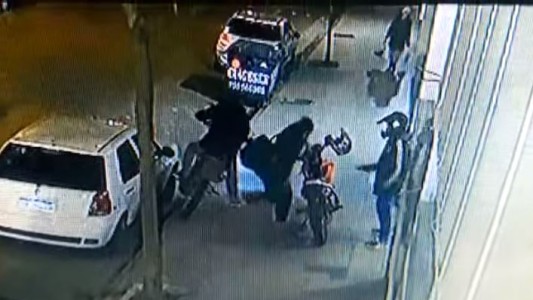 Quisieron robarle la moto a un repartidor y lo balearon en la pierna