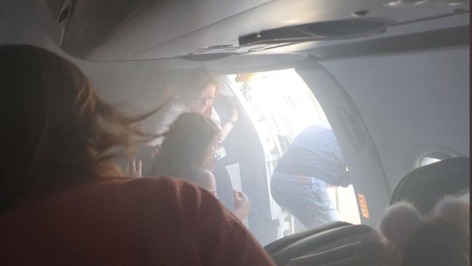 Pánico en aterrizaje de emergencia con un motor incendiado