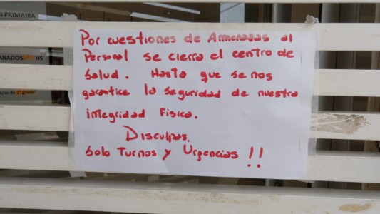 Insólito: Un Centro de Salud trabaja a puertas cerradas por la inseguridad