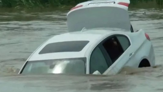 Le regalaron un BMW por su cumpleaños, pero lo tiró al río porque no le gustó