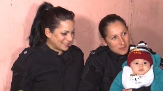 Mujeres policías salvaron la vida de un bebé que sufría convulsiones en la vía pública