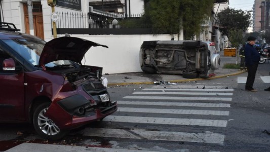 Violento choque de dos vehículos en Urquiza y Crespo