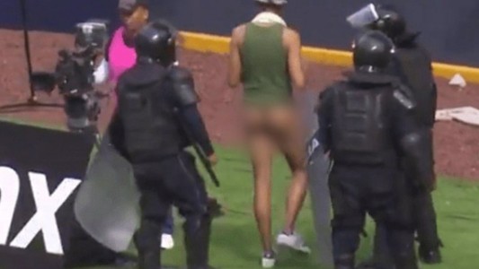 Video: el "Negro de WhatsApp" invadió una cancha en México