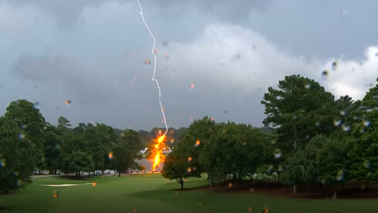 Impactante rayo en un campo de golf